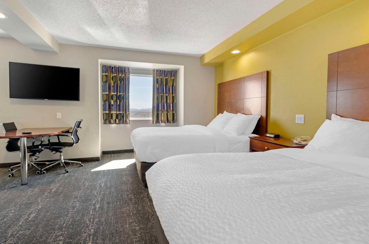 Hotel Clarion Pointe Staunton East Exterior foto