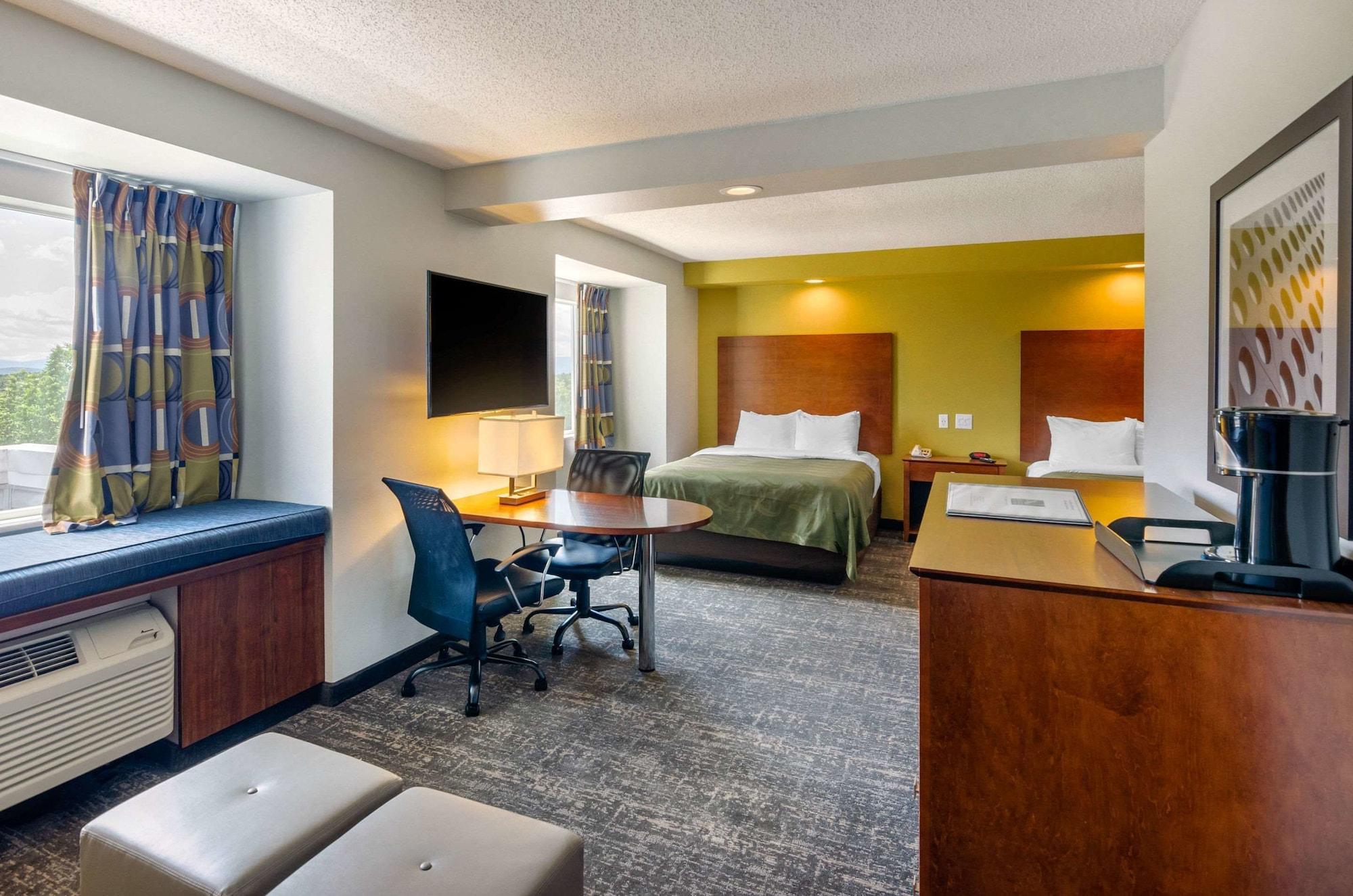 Hotel Clarion Pointe Staunton East Exterior foto