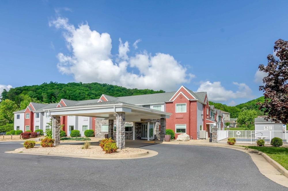 Hotel Clarion Pointe Staunton East Exterior foto
