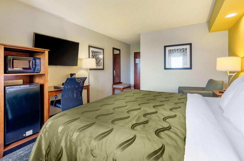 Hotel Clarion Pointe Staunton East Exterior foto