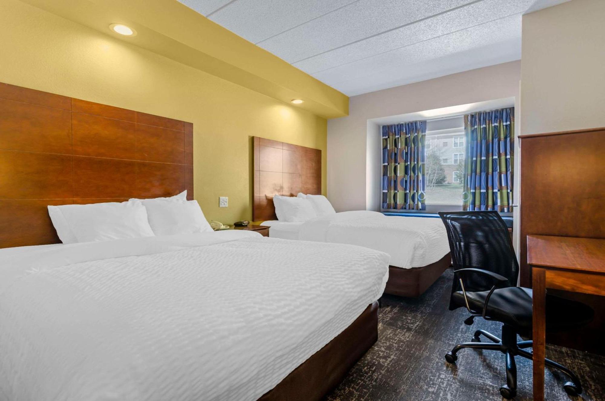 Hotel Clarion Pointe Staunton East Exterior foto