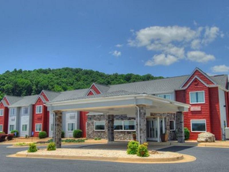 Hotel Clarion Pointe Staunton East Exterior foto